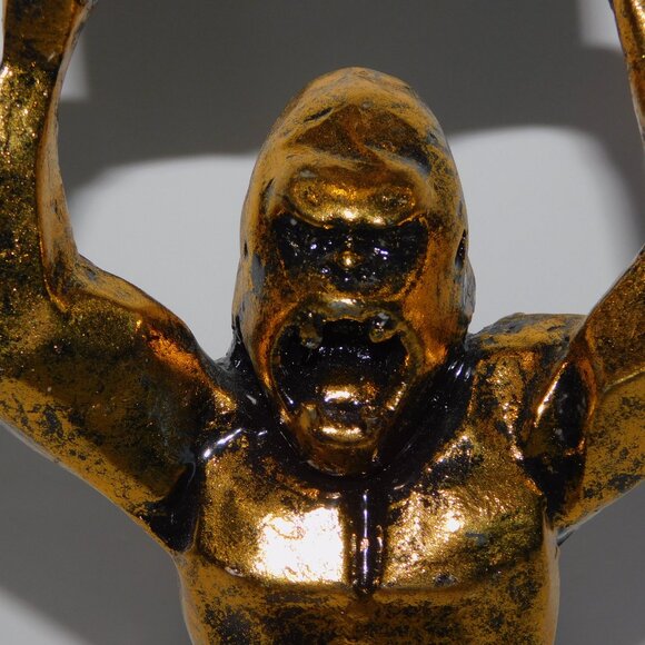 9.5" Gold Black Spackle resin KING KONG Holding Barrel overhead figure Figurine - Picture 2 of 9